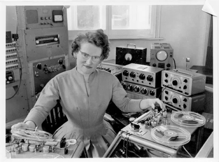 Daphne Oram en su estudio