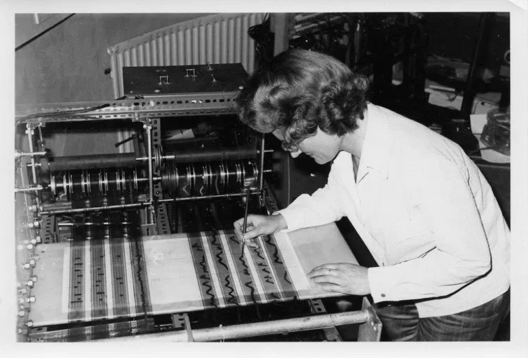Daphne Oram trabajando con Oramics