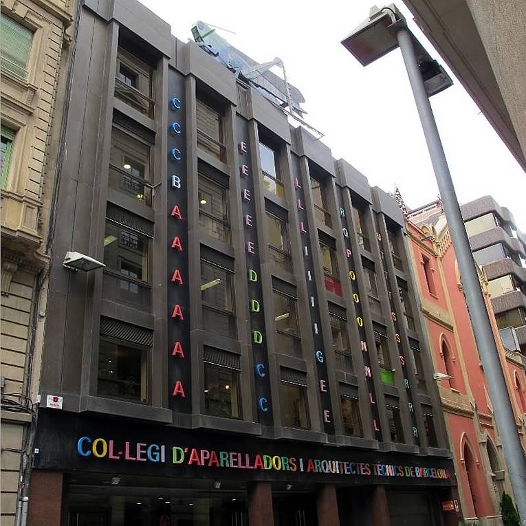 Fachada del Col·legi d'Aparelladors de Barcelona, de Joan Brossa