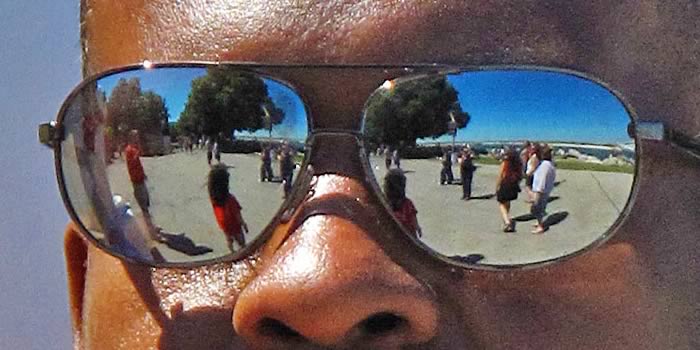 Guardia de seguridad con gafas reflectantes